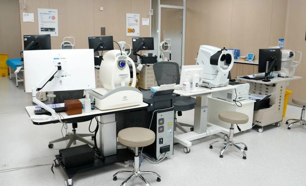 告别多副眼镜的困扰！专家解读：郑州中视眼科“新复明”手术如何一键重启年轻视界  第5张
