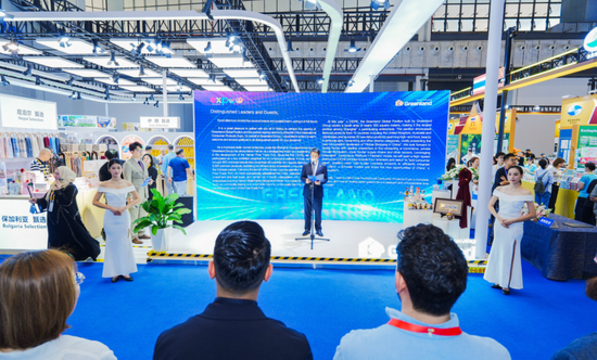 “绿地全球馆”携25款首发新品亮相第六届消博会，抢抓海南自贸港封关后首展机遇，服务高水平对外开放  第1张