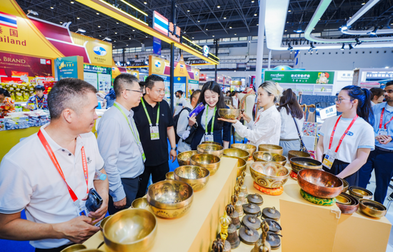 “绿地全球馆”携25款首发新品亮相第六届消博会，抢抓海南自贸港封关后首展机遇，服务高水平对外开放  第3张